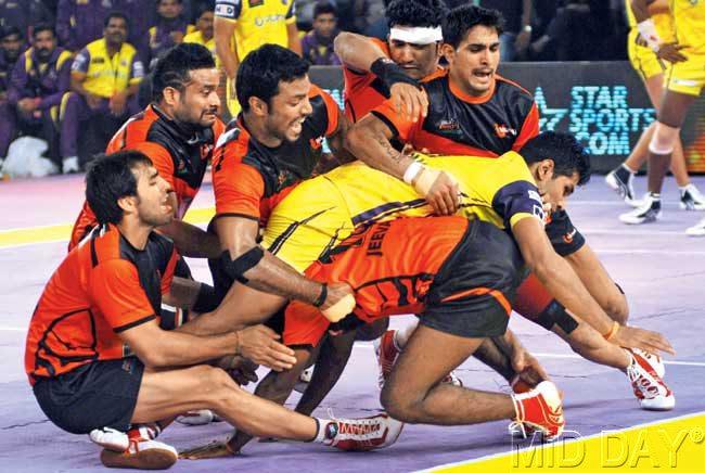A Telugu Titans player being tackled yesterday. Pic/Satyajit Desai