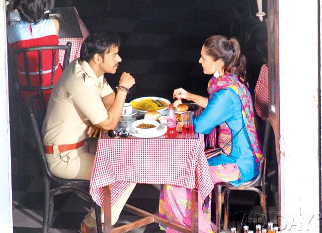 Ajay Devgn and Kareena Kapoor on the sets of Singham Returns. Pic/Shadab Khan
