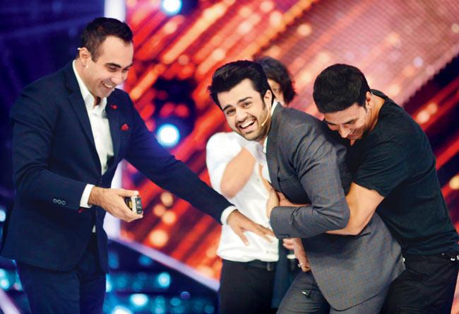 Akshay Kumar’s stunt floored Manish Paul — quite literally — and Mr Khiladi had to not only pick him up, but also comfort him 