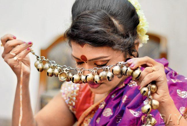 Vaishali Musale Wafalekar is seen here taking blessings of ghungroos before the show. Worn with a metallic string, they are referred to as Saraswati. They earlier weighed five to six kg on one leg. It is now reduced to two to  three kg  per leg.