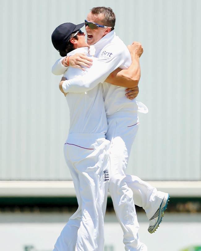 England offie Graeme Swann and skipper Alastair Cook (with cap) celebrate Australian Michael Clarke
