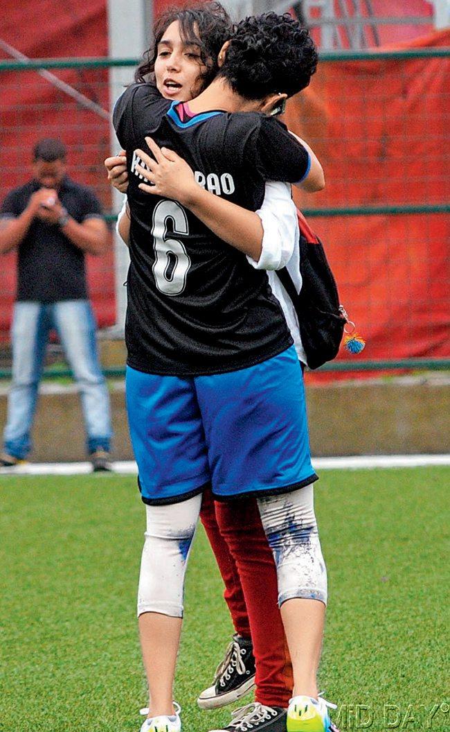 A warm hug shared by Ira Khan and Kiran Rao 