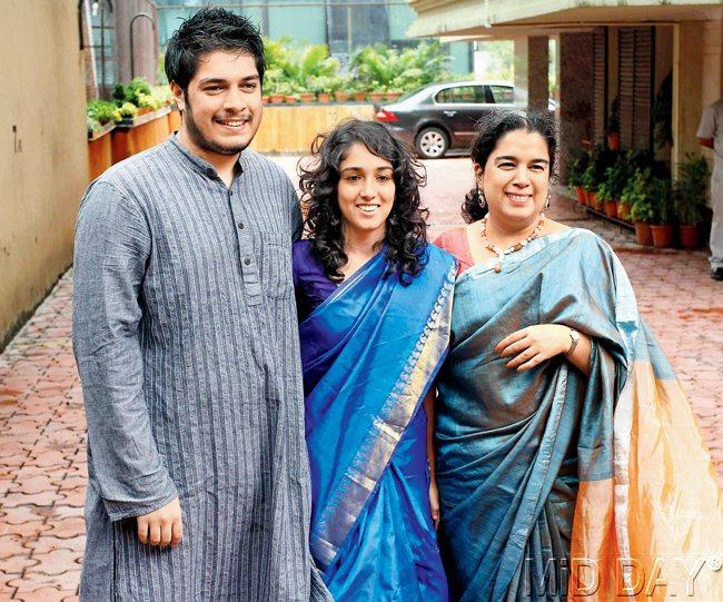 (R-L) Aamir’s ex-wife, Reena Dutta with children Aira and Junaid outside their house