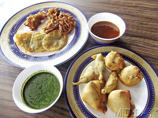 The platter of fries includes Aloo Dill Pakoda, Piaz ke Karare Pakode, Punjabi Samosa and Mirchi ka Pakoda. Pics/Deepali Dhingra
