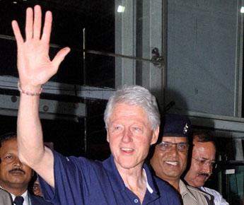 Bill Clinton visits school kitchen in Jaipur, serves food to students