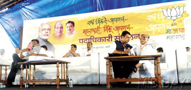 While state-level leaders like Devendra Fadnavis (second from right), made it to the podium, they couldn’t traverse the distance to the all-important backdrop. Pic/Nimesh Dave