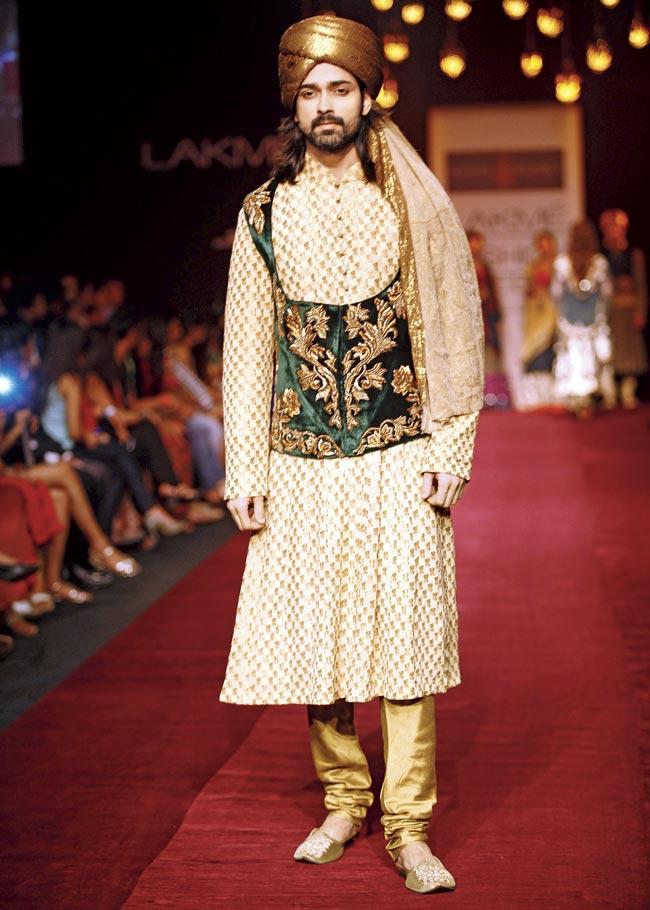 A creation by Shyamal and Bhumika, who are known to offer chic ethnic wear