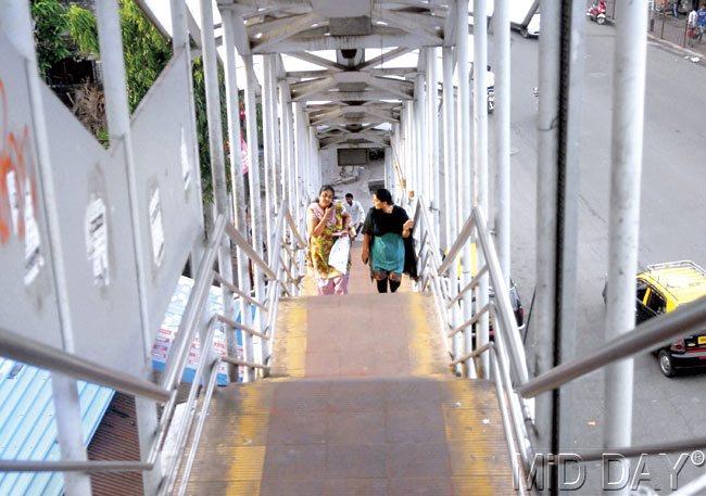 There are 53 steps on the Javji Dadaji Marg end and 60 towards the exit at August Kranti Marg this means one has to climb and descend 113 steps in all. Pic/Pradeep Dhivar