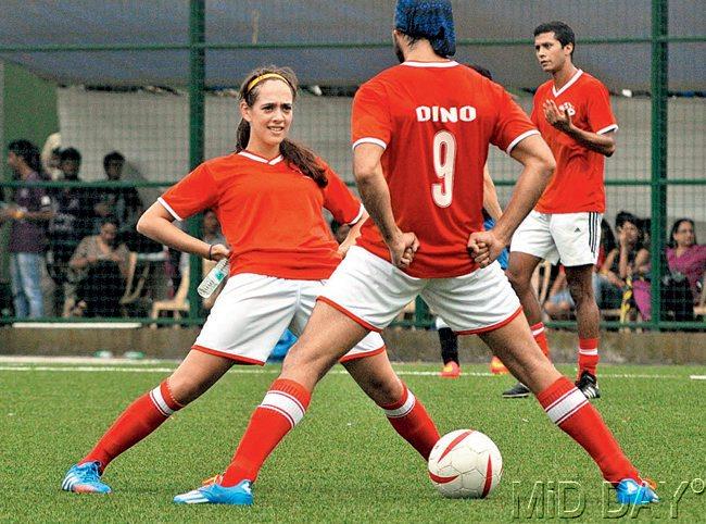 Who will get the ball first? Hazel Keech and Dino Morea seem to ask each other