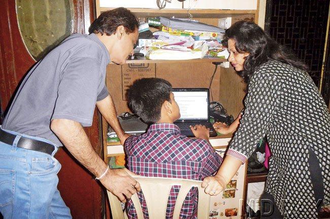 Jagdish Shetty with his wife Sanjana and son Shlok check the blog for updates. Pic/Suresh KK