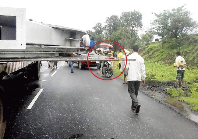 Due to the rains, the 23-year-old taxi driver did not notice the sheet (circled) protruding from the truck and drove right into it; he and another 42-year-old passenger died on the spot