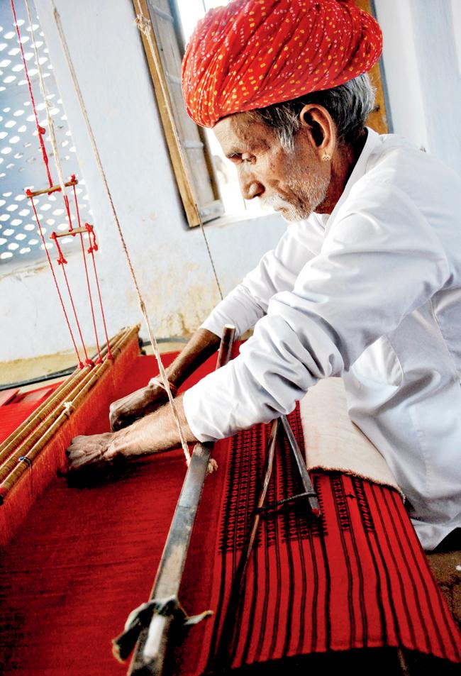 Manak Ramji, a traditional weaver from Bhojasar village in Phalodi, Jodhpur