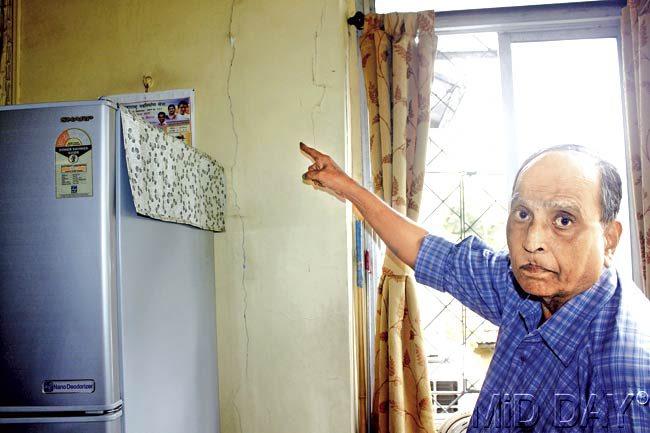 Vasant Kulkarni points to a cracked pillar in his house. Pic/Emmanual Karbhari
