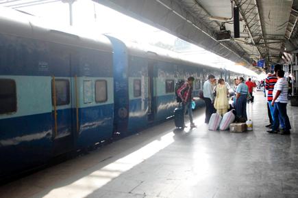 Pune: Looted passengers stop train to lodge complaint against dacoits