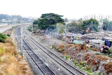 Lineman spots crack in track, averts disaster on Pune-Mumbai route