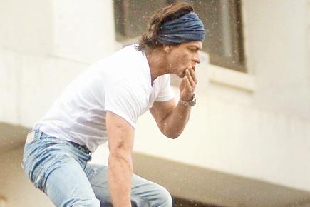 Shah Rukh Khan greets his fans on Eid