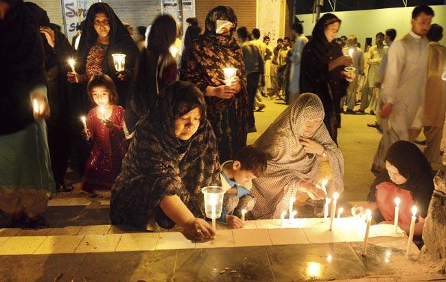 Pakistani Shiite Muslims light candles to protest against the killing of Shiite pilgrims  in Quetta on June 10, 2014. At least 24 Shiite pilgrims — including 10 women — were killed in a gun and suicide attack on the restive Pakistan-Iran border. Pic/AFP