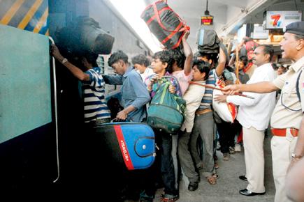 Railways earn Rs 5.05 lakh from ticketless travellers
