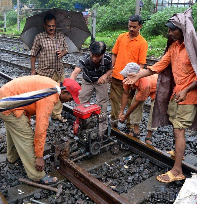 Repair work on cracked Mulund railway tracks. Pic/Datta Kumbhar
