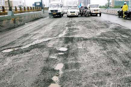 Heavy downpour, potholes disrupt traffic in Mumbai