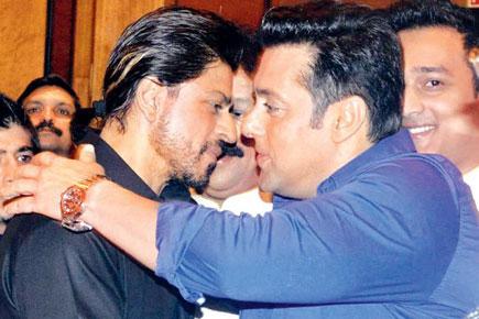 Salman Khan, Shah Rukh Khan hug again at Baba Siddique's Iftar party 2014 