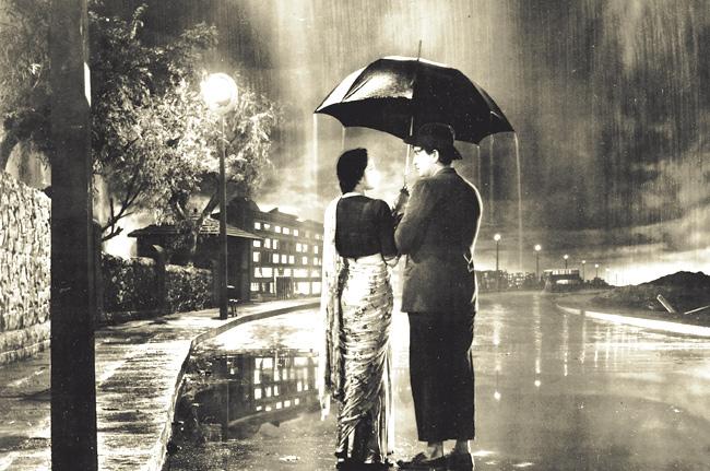 Nargis and Raj Kapoor’s chemistry, as they shared an umbrella in the song, Pyar hua ikrar hua, in Shree 420 (1955), is legendary