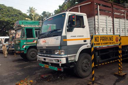 Truck drivers across Maharashtra to go on strike from tomorrow against escort fee 