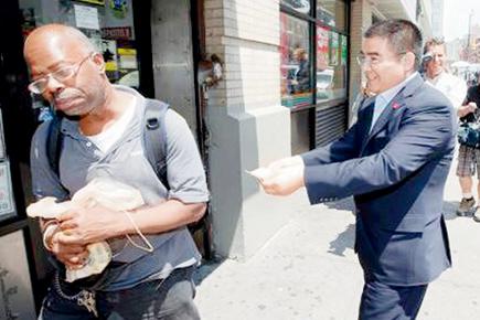 Tycoon hands out $100 notes to the homeless