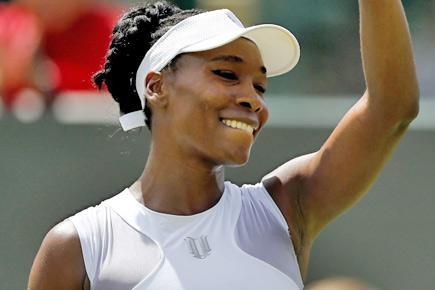Venus Williams advances at Stanford with Serena up next