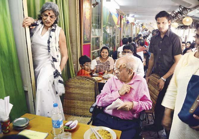 Veteran theatre artiste Dolly Thakore tries to squeeze into her seat, beside Nana Chudasama. Pics/Bipin Kokate and Suresh KK
