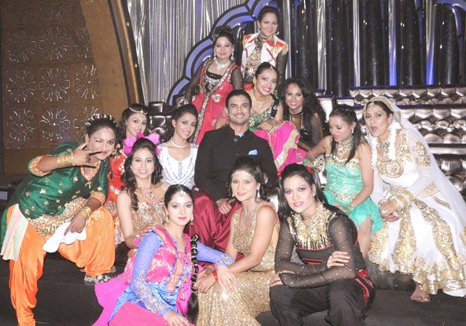 Sushant Singh Rajput with the contestants