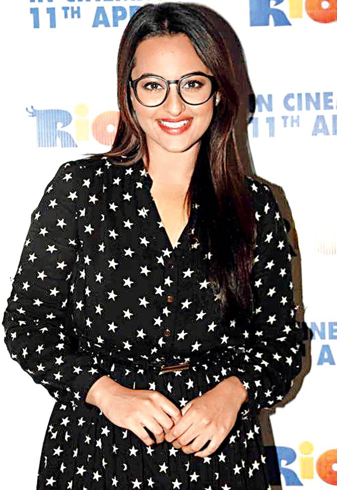 Sonakshi Sinha’s  cat-eye glasses are characteristic of vintage fashion