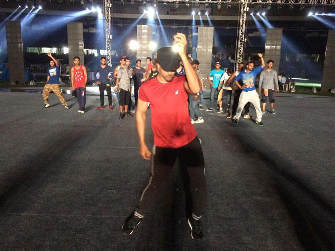 Hrithik Roshan rehearses for IPL opening ceremony