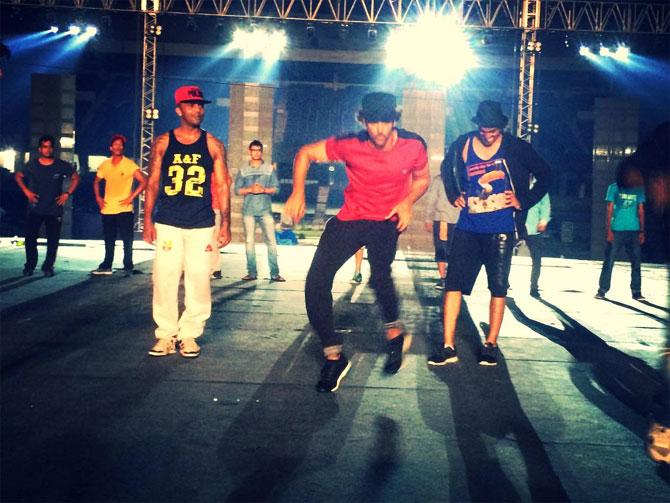 Hrithik Roshan rehearses for IPL opening ceremony