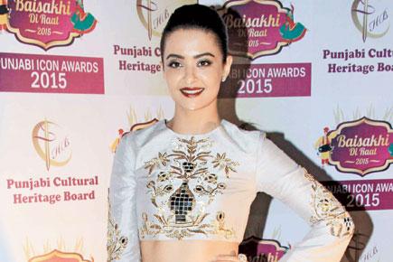 Surveen Chawla ups the glamour quotient at an awards show in Mumbai