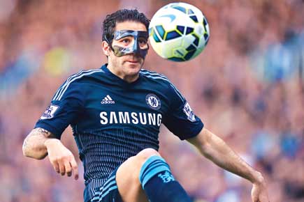 Fabregas fires as Chelsea maintain EPL title lead