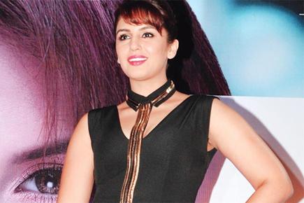 Huma Qureshi to sell her old phone for charity