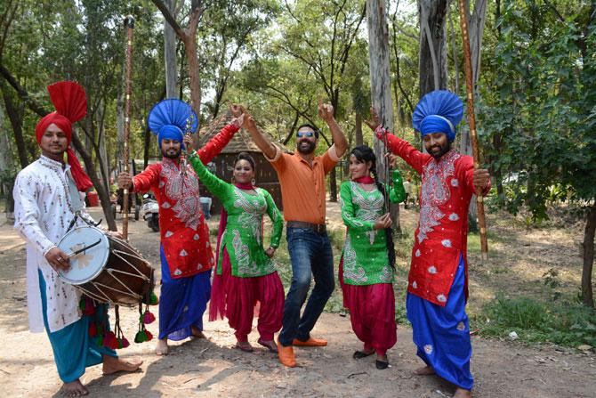 Akshay Kumar does bhangra and celebrates Baisakhi in Chandigarh