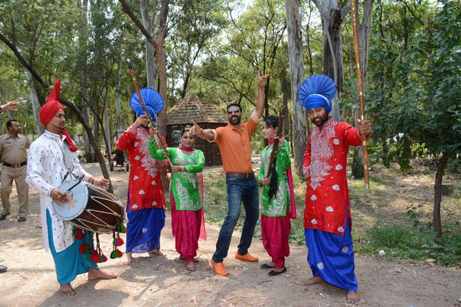 Akshay Kumar shakes a leg with the locals in Chandigarh