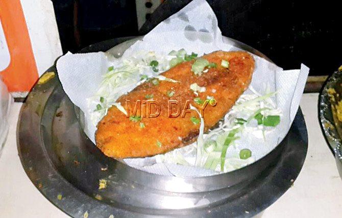 FISHY BUSINESS: For seafood lovers, it is a treat at Shivaji Park. PICS/VINAYAK BALIGA