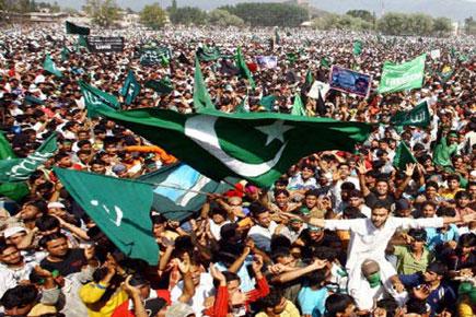 Syed Ali Shah Geeelani holds rally in Srinagar; supporters greet him with Pak flags