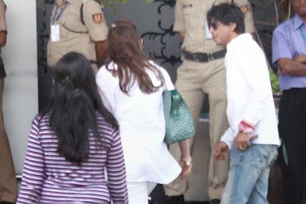 SRK, Gauri Khan and AbRam leave for Goa to party