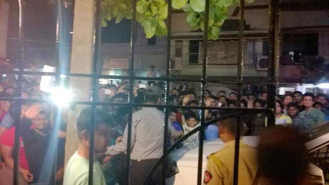 Crowd gathered outside Himesh Reshammiya’s recording studio in Andheri on Wednesday night in hope of catching a glimpse of Salman Khan. Pics/Yogen Shah