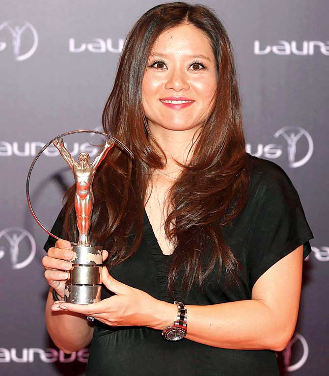 Li Na poses with her Exceptional Achievement award