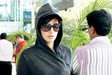 Nargis Fakhri's 'cover up' act while travelling