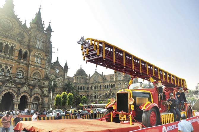 This table ladder van from 1937, which was the only fire vehicle to have survived the 1944 Bombay Docks Explosion, led the rally and was its star attraction