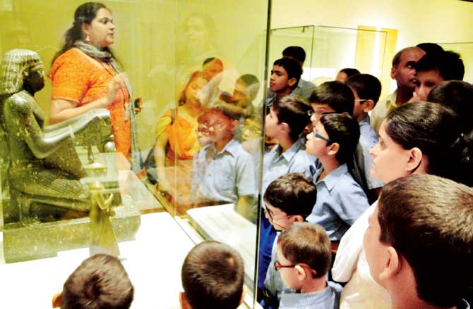 A museum tour Chhatrapati Shivaji Vastu Sangrahalaya for children from a hearing-impaired school