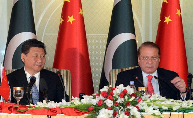 Chinese President Xi Jinping (L) and Pakistan