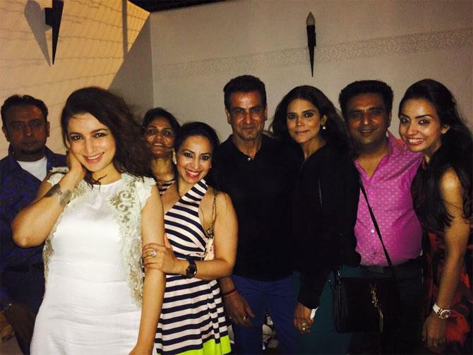 Gulshan Grover, Tisca Chopra, Ronit Roy with wife and other guests at Arshad Warsi
