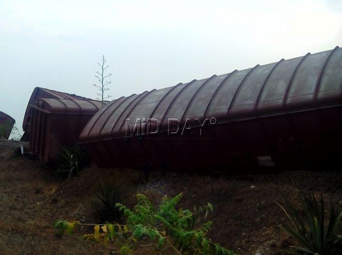 Goods train derails at Satara affecting train traffic 